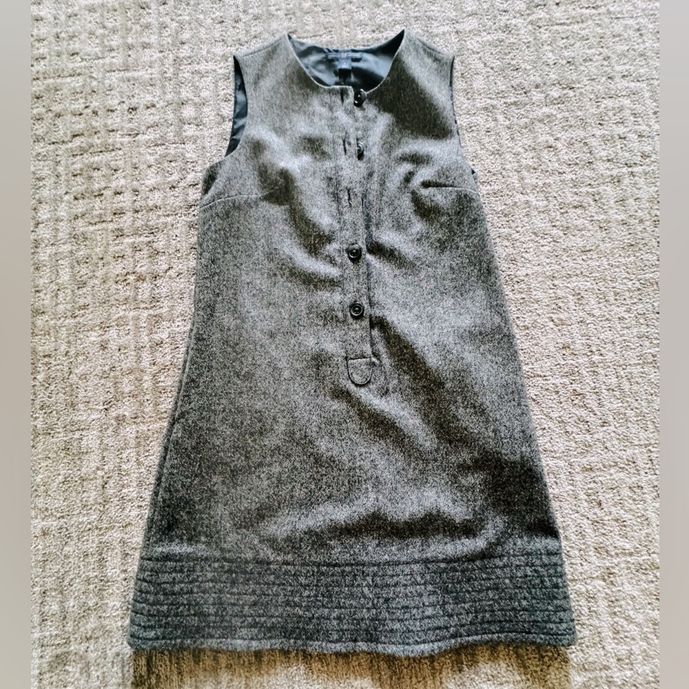 Get ready for FALL with this sleeveless, wool dress from the GAP, size 4